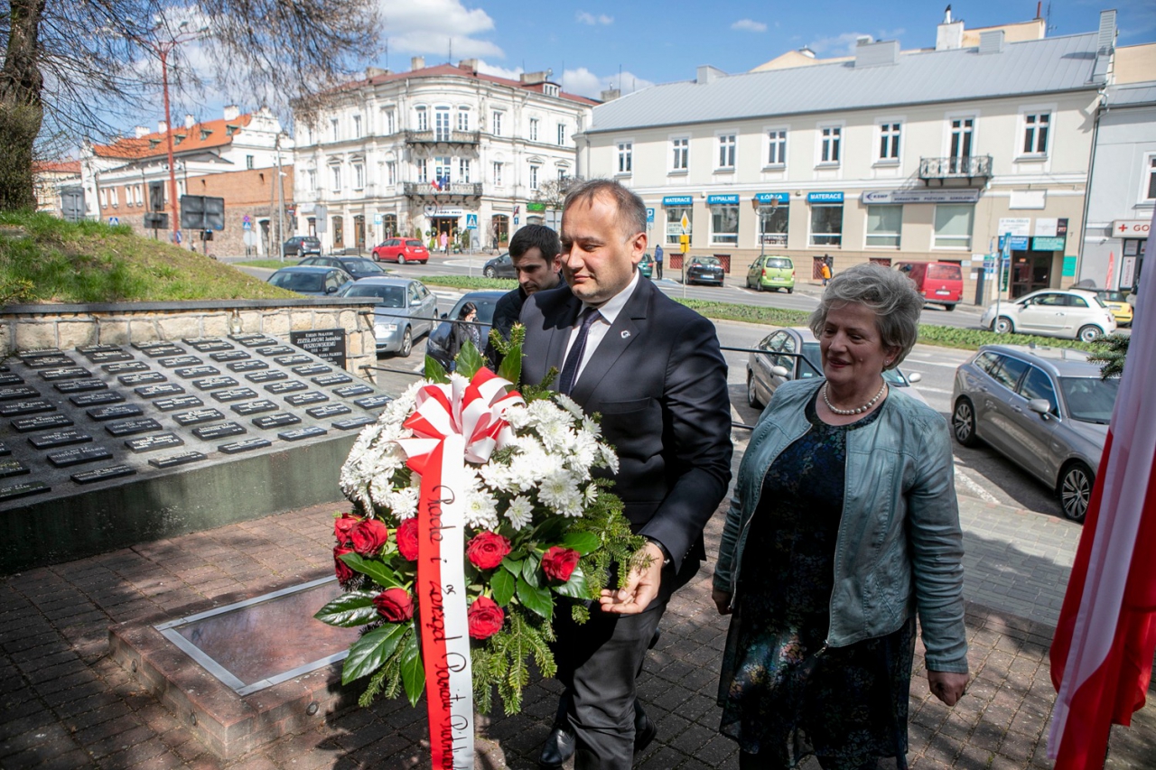 Starostwo Powiatowe W Piotrkowie Trybunalskim Pami Tamy O Zbrodni