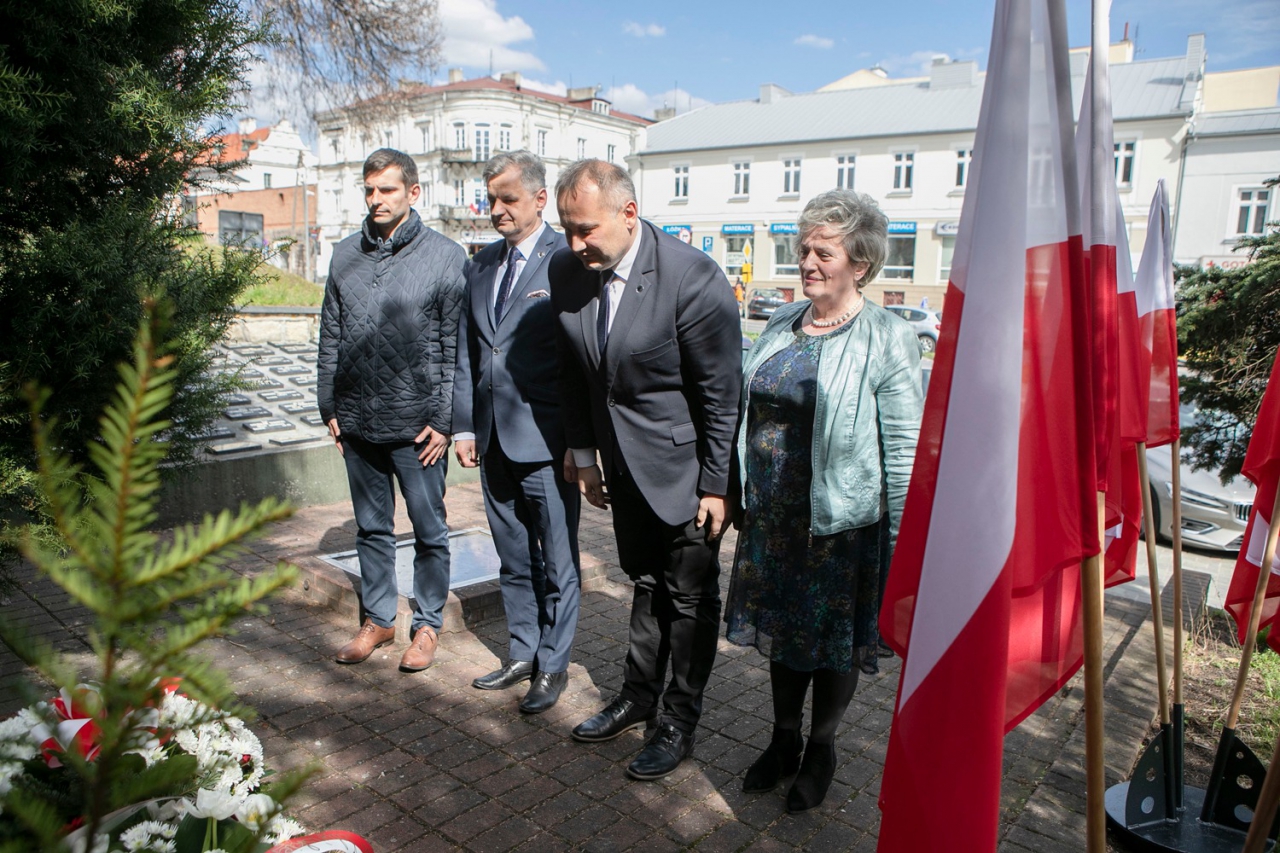 Starostwo Powiatowe W Piotrkowie Trybunalskim Pami Tamy O Zbrodni