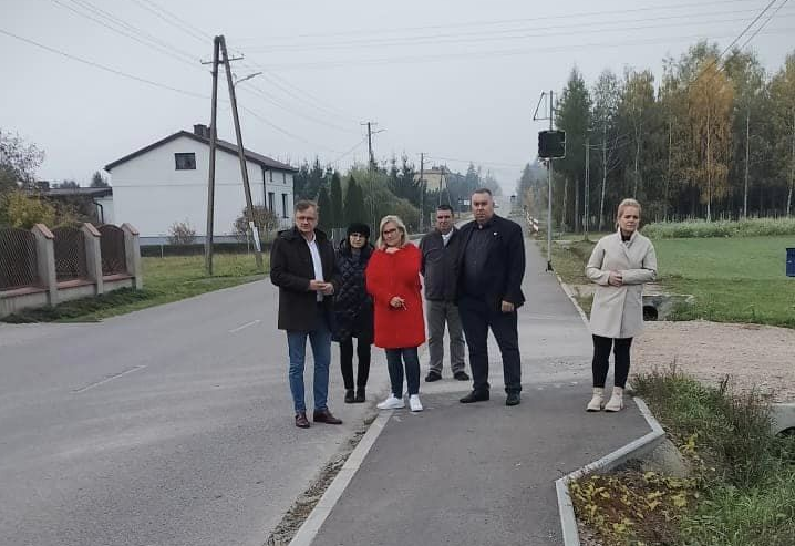 Przedstawiciele samorządów oglądają drogę