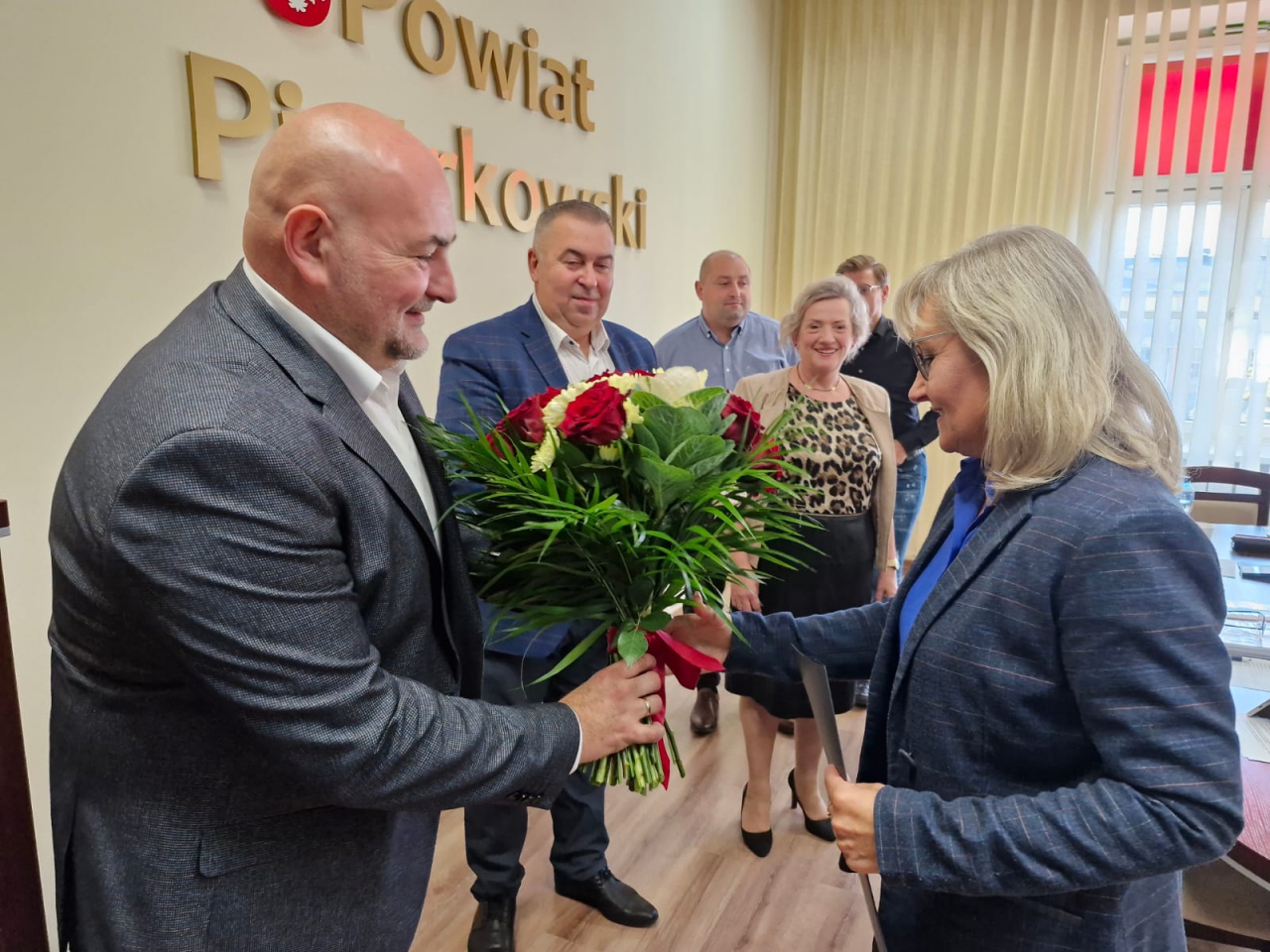 Nowa dyrektor odbiera bukiet kwiatów