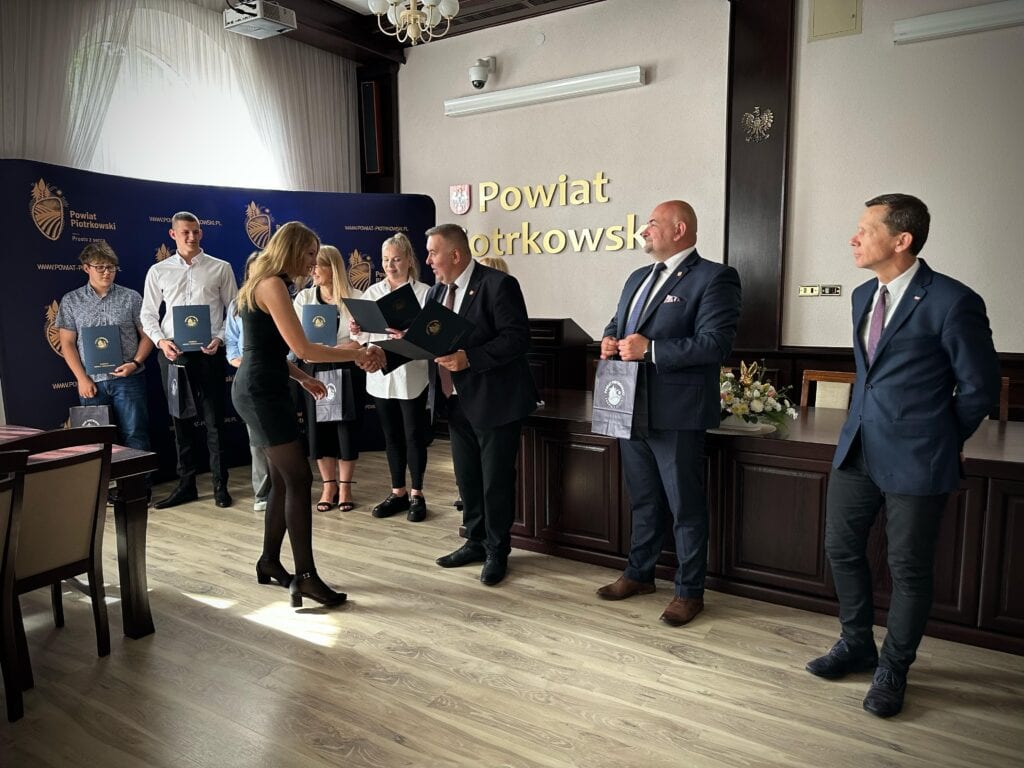 Siedemnastu uczniów ze Stypendiami Starosty Powiatu
