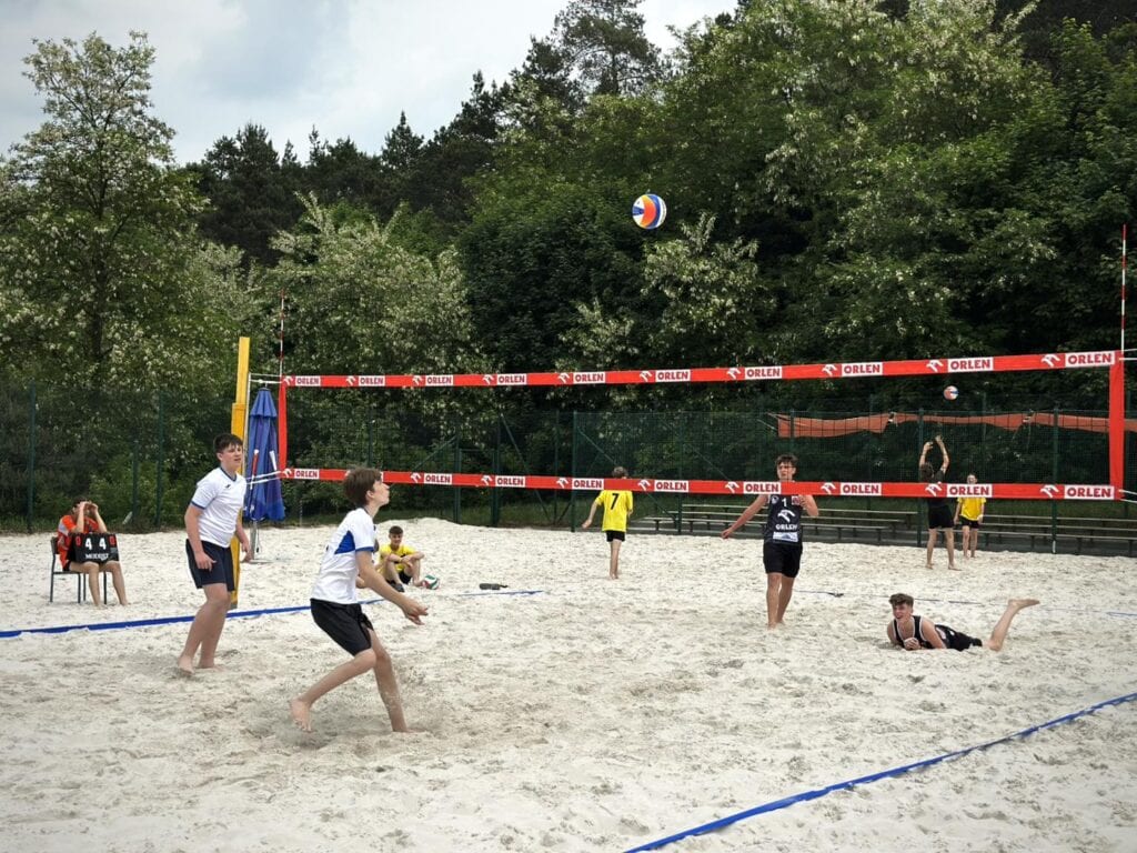 Mistrzostwa Powiatu Piotrkowskiego w siatkówce plażowej – młodzi sportowcy z pasją i energią!