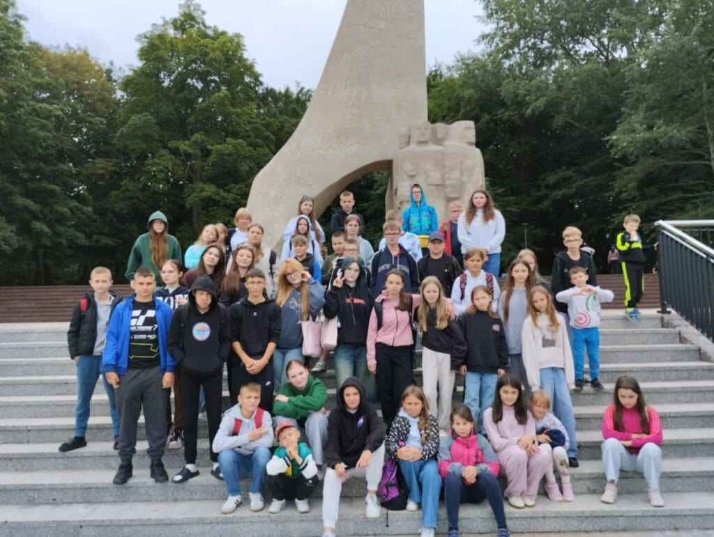 Letnia przygoda z „Rodziną w Centrum” – dzieci odpoczywały na obozie w Rewalu