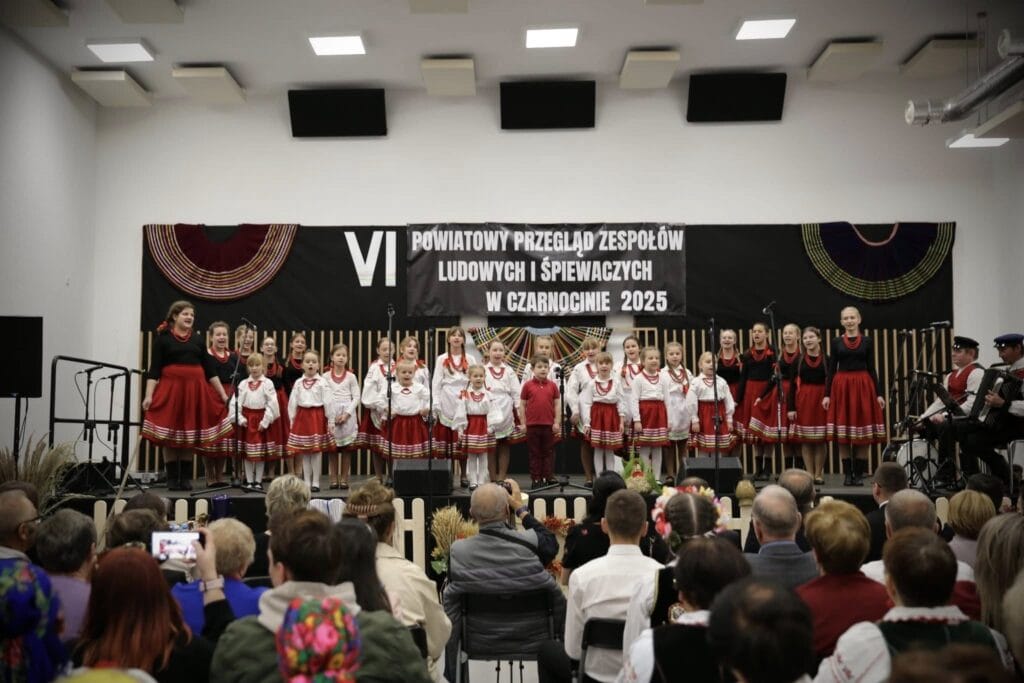 Było głośno i radośnie na VI Powiatowym Przeglądzie Zespołów Ludowych i Śpiewaczych w Czarnocinie
