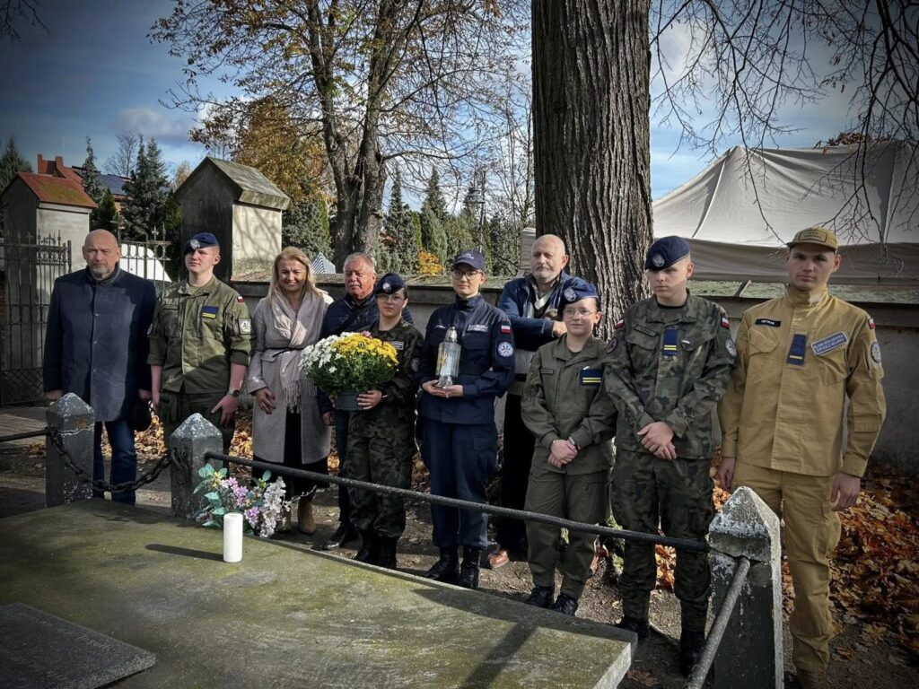 Pamięć o bohaterach i wartościach – młodzież z Bujen uczciła prof. Henryka Warnę-Gnoińskiego