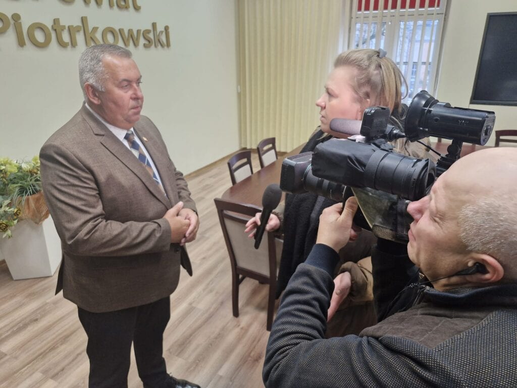 Znaleziony dzik i pytania o bezpieczeństwo. Ogólnopolskie media w Starostwie