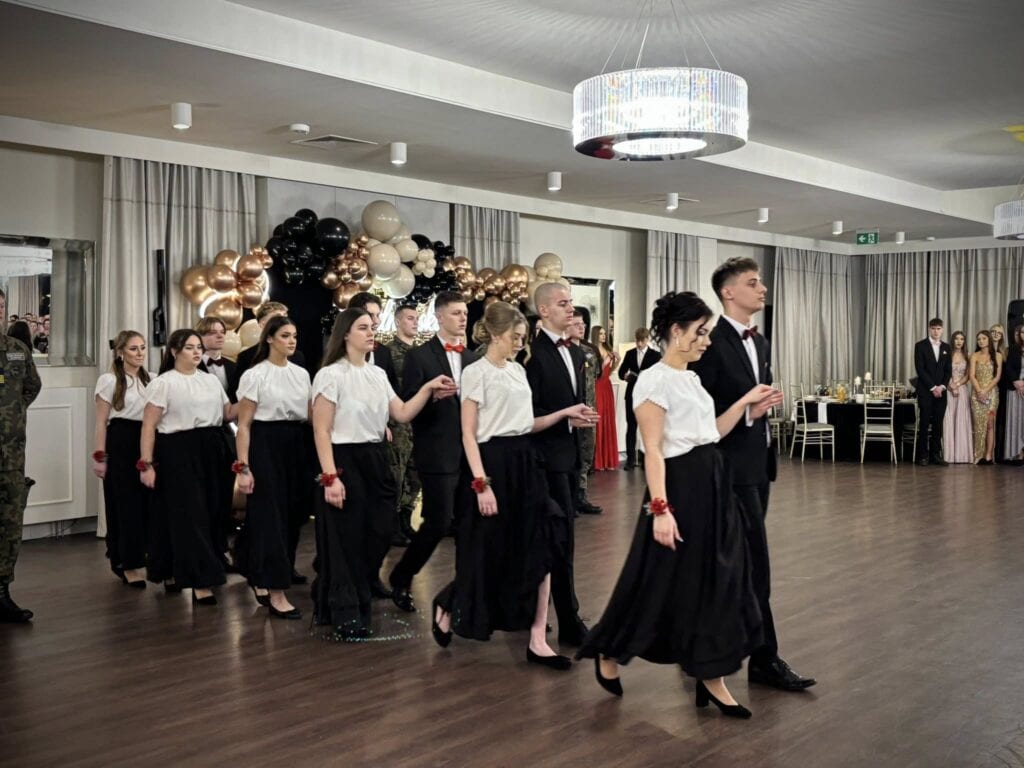 Sto dni do matury. Studniówkowe noce młodzieży Powiatu Piotrkowskiego