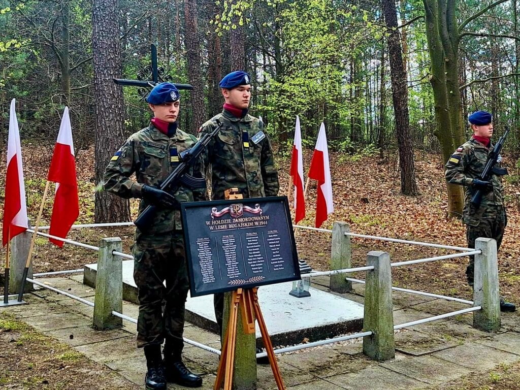 HOŁD DLA OFIAR Z LASU BUGAJSKIEGO.                    82. ROCZNICA TRAGICZNYCH WYDARZEŃ