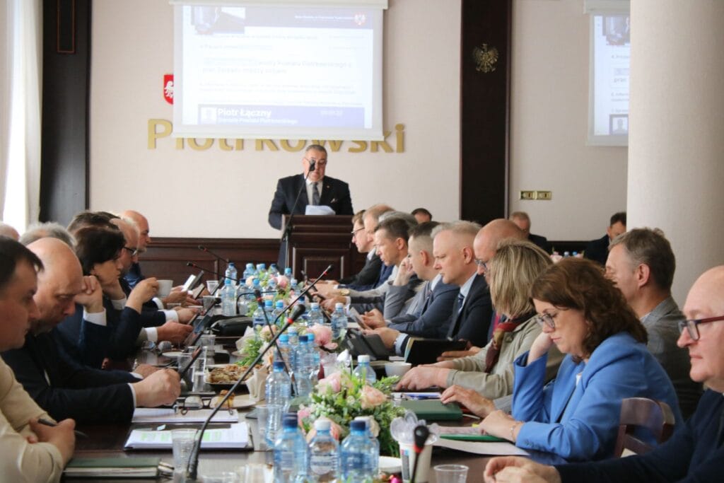 Powiat inwestuje w drogi i wzmacnia współpracę z gminami