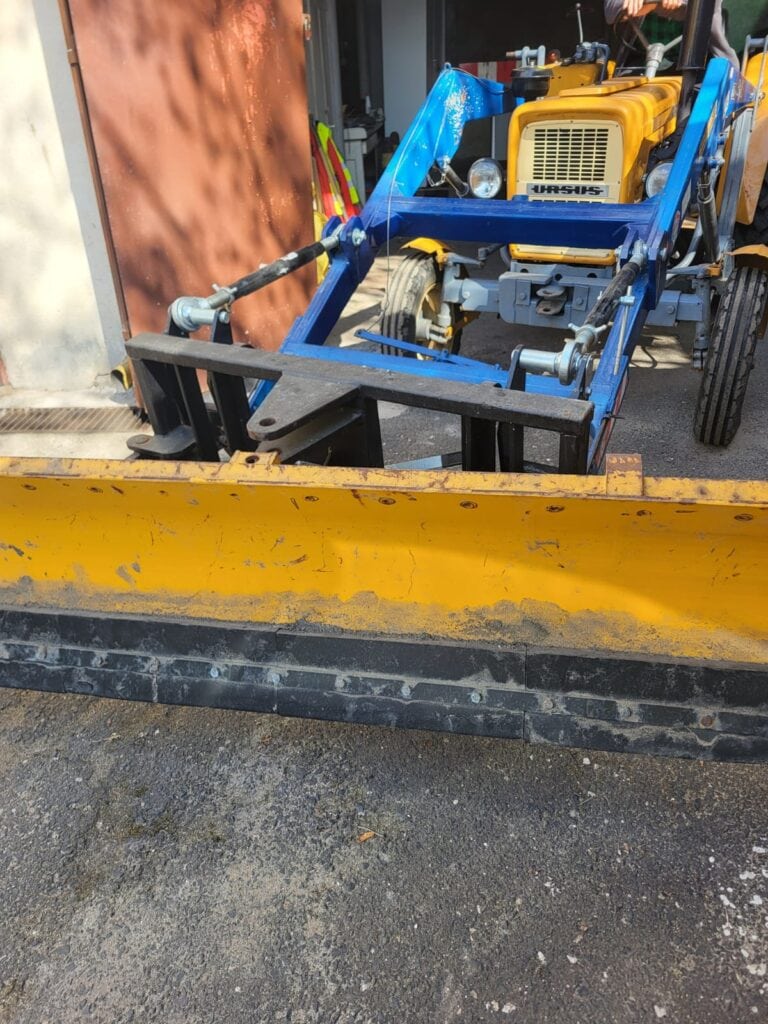 Ogłoszenie o sprzedaży akcesoriów do ciągnika rolniczego Ursus C330