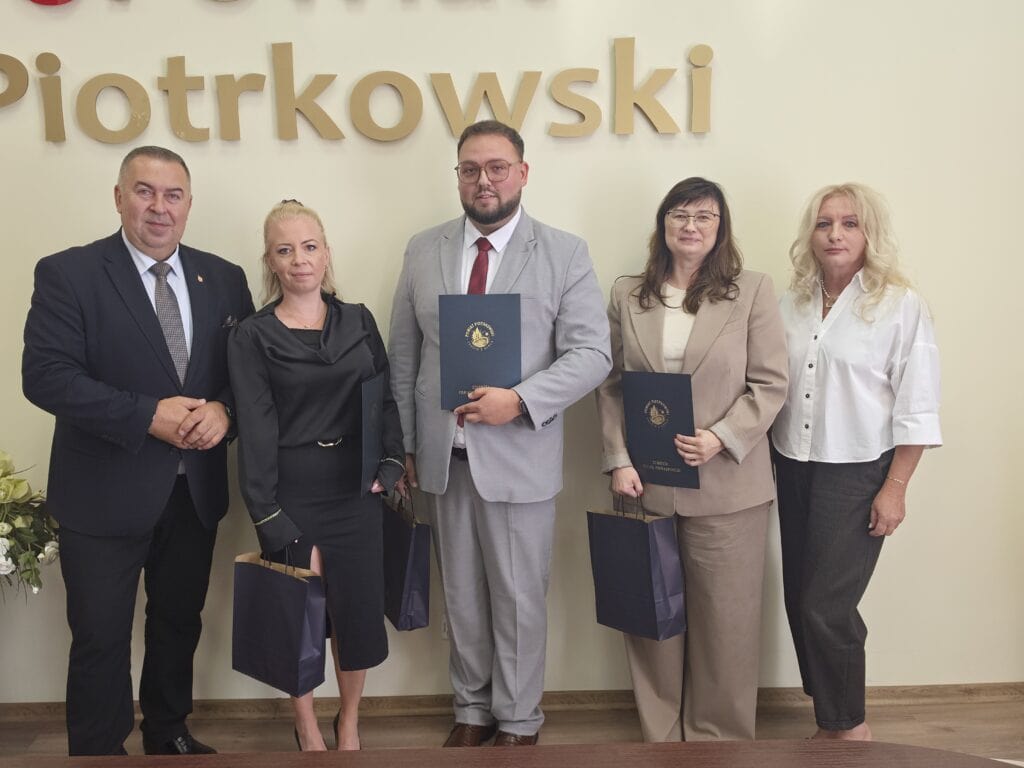 Nauczyciele z powiatu piotrkowskiego odebrali akty mianowania