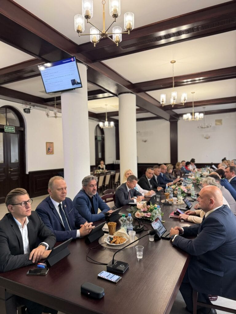 Kolejne środki na modernizację dróg powiatowych. Wyniki nadzwyczajnej sesji Rady Powiatu